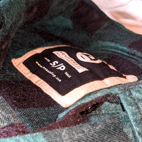✨2/$40✨ AMNESIA green/black flannel button up - Picture 2 of 4
